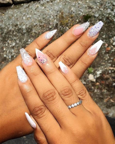 hermosas uñas acrilicas largas - decoradas uñas blancas